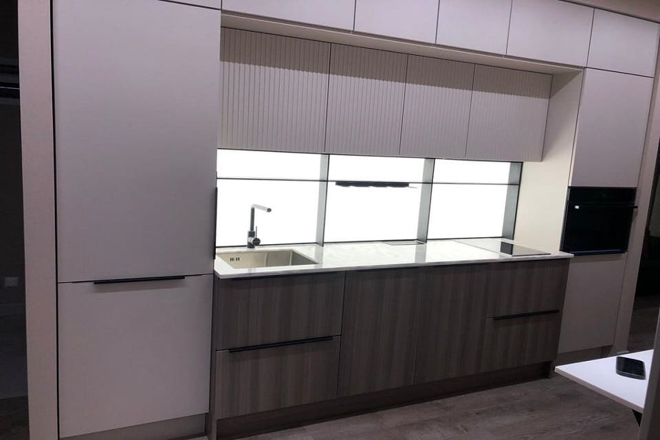 кухня эггер с антресолями