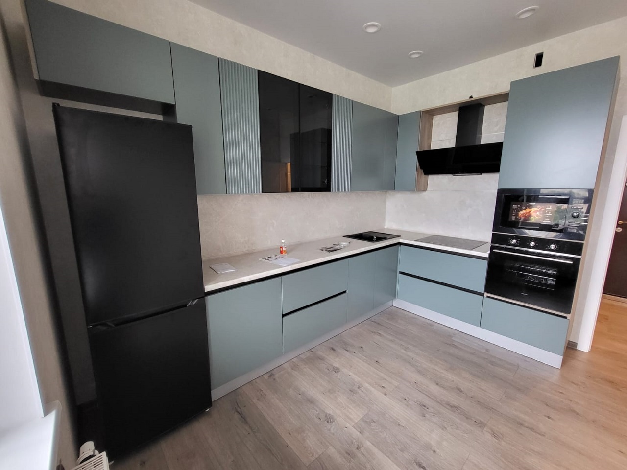 угловая кухня с гола профилем